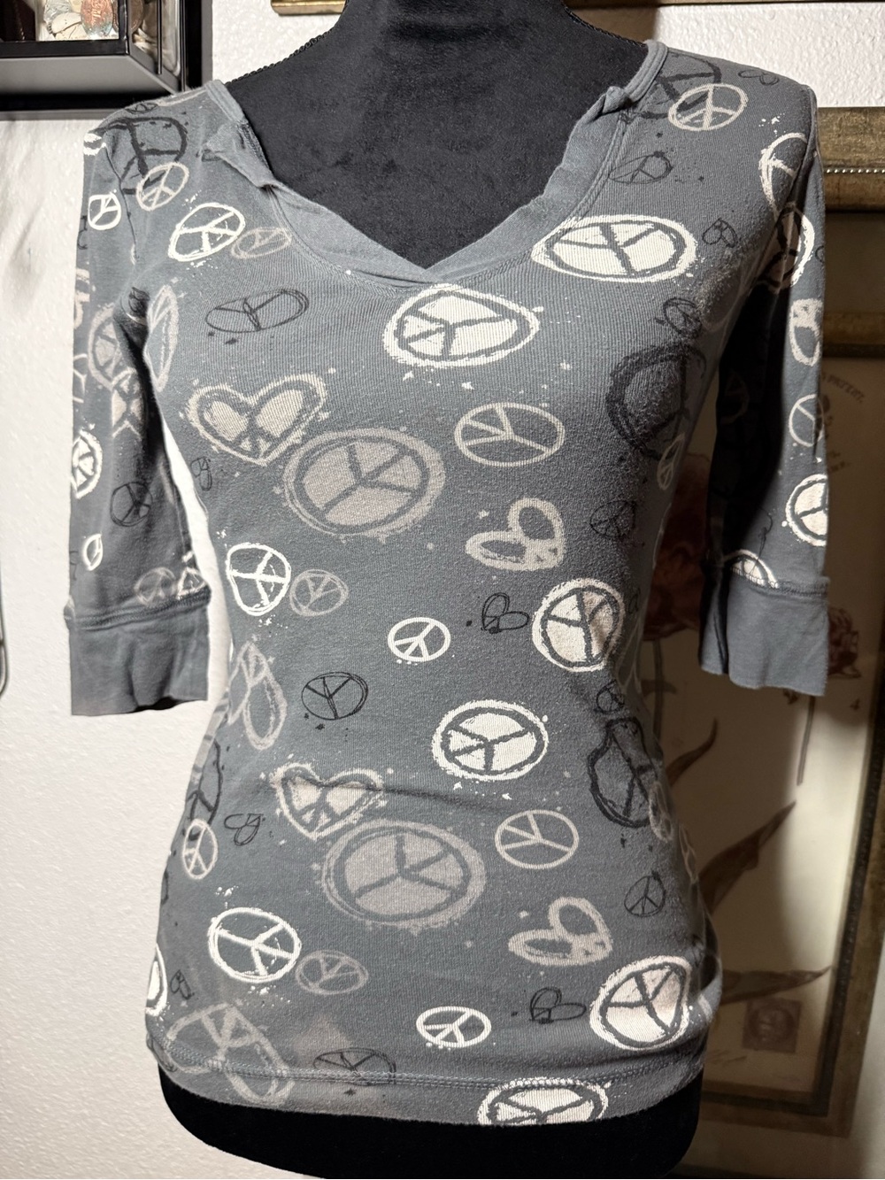 Arizona Jean Co Grey Peace Sign Heart Graphic Top 3/4 Sleeve •Size XS• Y2K
